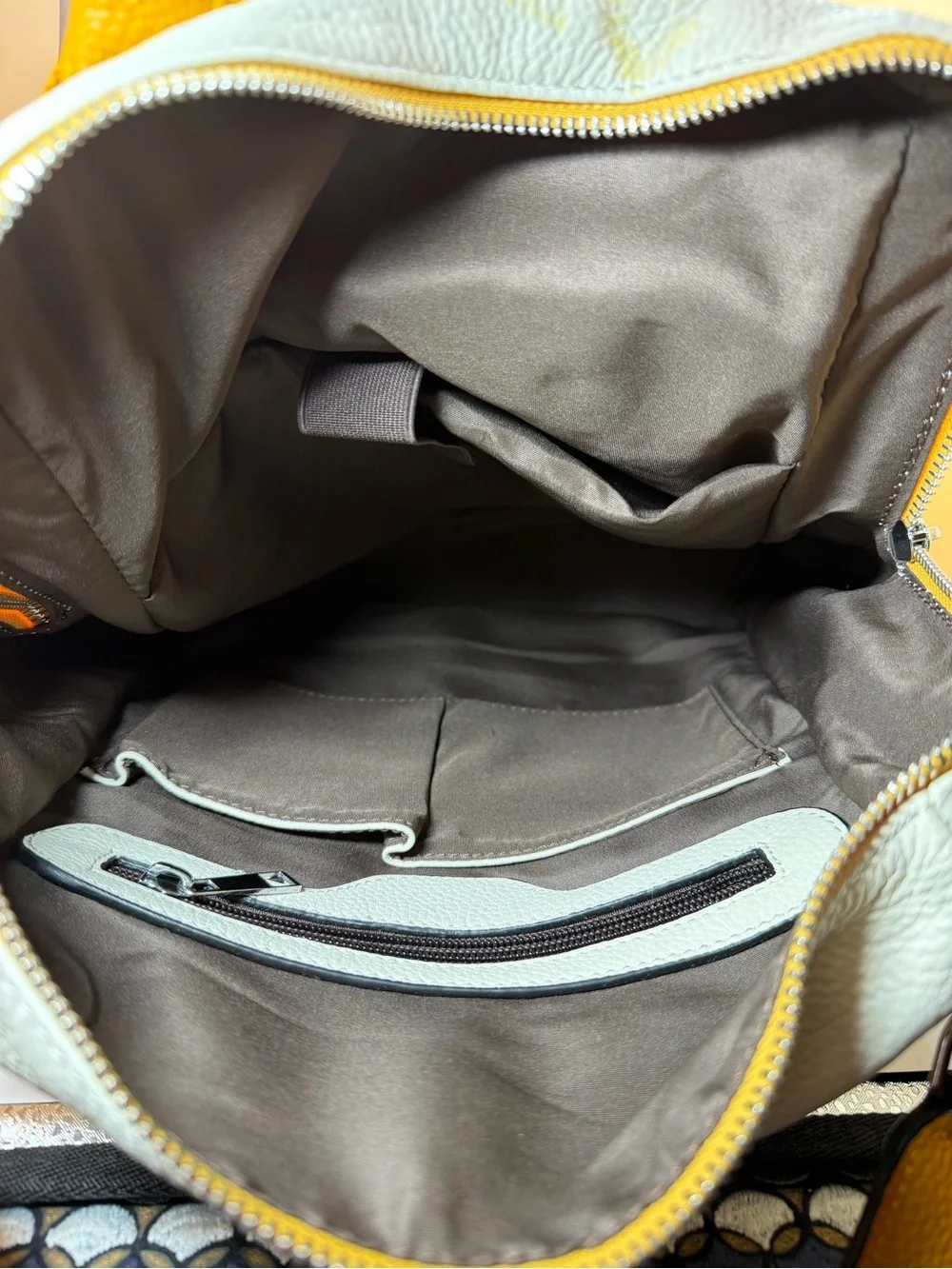 ALTOSY Large Soft Leather Backpack. Yellow and White.